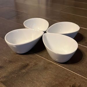 Set of 4 small tear-shapes porcelain bowls
